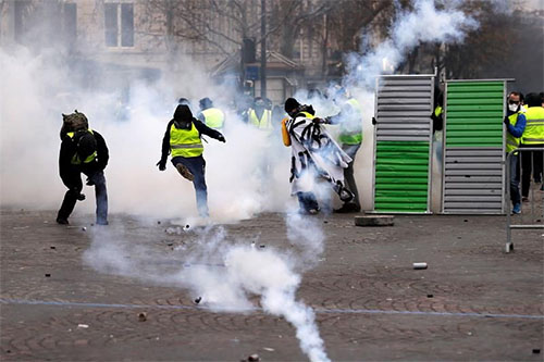 Los Chalecos amarillos se apoderan de los Campos Elíseos de París